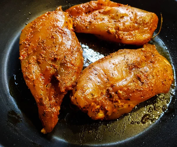 Doldurulmuş ve marine edilmiş tavuk göğsü