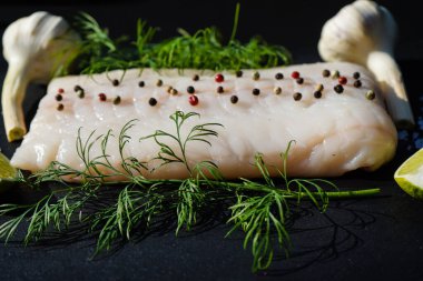 Taze Atlantik kurtçuğu bifteği otlar ve baharatlarla