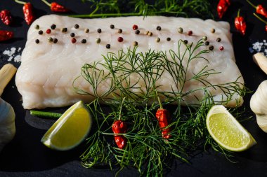 Taze Atlantik kurtçuğu bifteği otlar ve baharatlarla