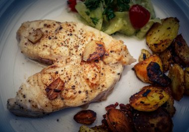 Taze Atlantik kurtçuğu bifteği otlar ve baharatlarla