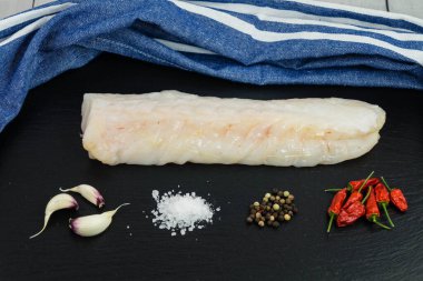 Taze Atlantik kurtçuğu bifteği otlar ve baharatlarla