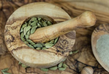 yeşil kakule zeytin ağacında