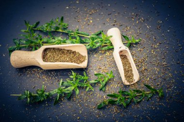 Tahta kaşıkla Savory Satureja