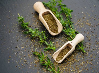 Tahta kaşıkla Savory Satureja