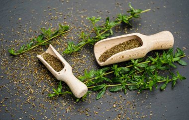 Tahta kaşıkla Savory Satureja