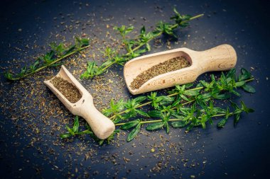 Tahta kaşıkla Savory Satureja