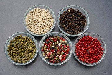 Bir yığın karabiber.