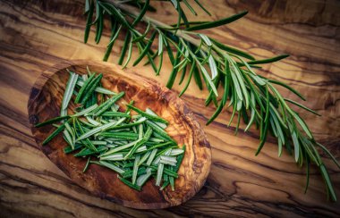 Rosemary Salvia Rosmarinus ve tahta kaşık.