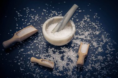 beyaz tuz kristalleri zeytin ağacında