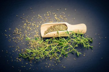 Thymus vulgaris ve tahta kaşık.