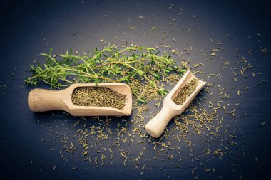 Thymus vulgaris ve tahta kaşık.