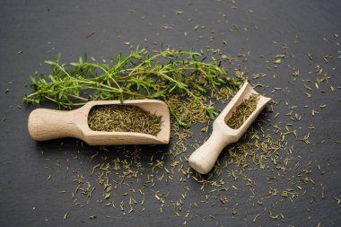 Thymus vulgaris ve tahta kaşık.
