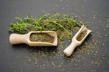 Thymus vulgaris ve tahta kaşık.