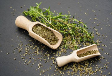 Thymus vulgaris ve tahta kaşık.