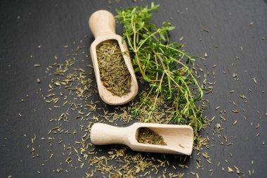 Thymus vulgaris ve tahta kaşık.