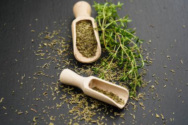 Thymus vulgaris ve tahta kaşık.