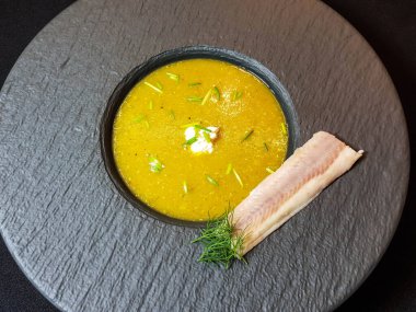 Köri çorbası ve füme yılan balığı