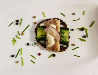 Tütsülenmiş balık ve salatalı kanepeler