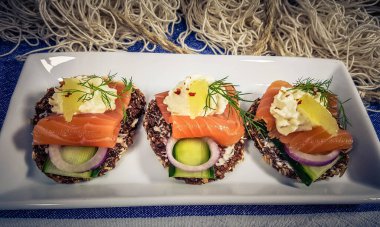 Tütsülenmiş balık ve salatalı kanepeler