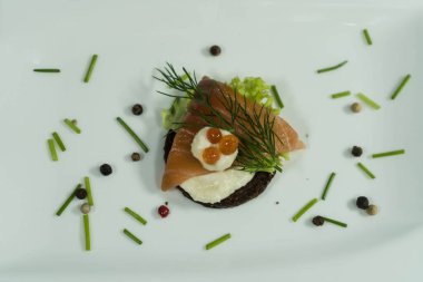 Tütsülenmiş balık ve salatalı kanepeler