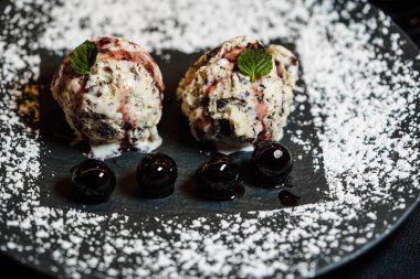 Koyu çikolatalı Stracciatella İtalyan dondurması.