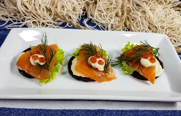 Canapés Poisson Fumé Salade — Photo