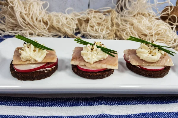 Canapés Con Pescado Ahumado Ensalada — Foto de Stock