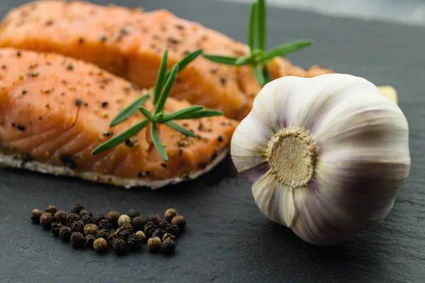 Salzstreifen Des Atlantiks Lachs Gepfeffert Und Scharf Geräuchert — Stockfoto