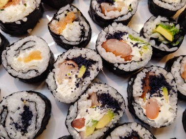 Farklı türde Asya deniz ürünleri suşisi.