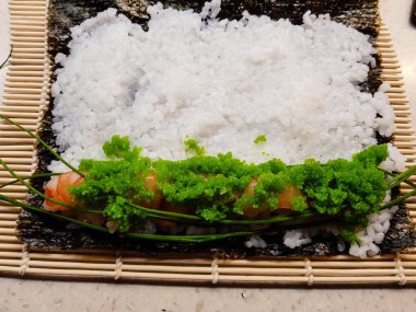 Farklı türde Asya deniz ürünleri suşisi.