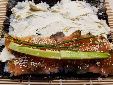 Farklı türde Asya deniz ürünleri suşisi.