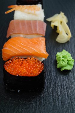 Farklı türde Asya deniz ürünleri suşisi.