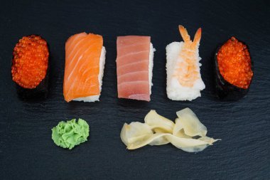 Farklı türde Asya deniz ürünleri suşisi.