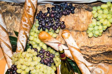 Şarap şişesi, bardak ve üzüm.