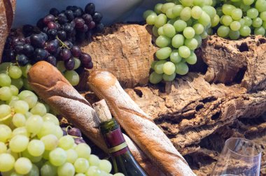 Şarap şişesi, bardak ve üzüm.