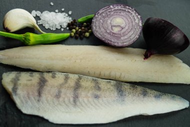 Tatlı su turna balığı filetosu.