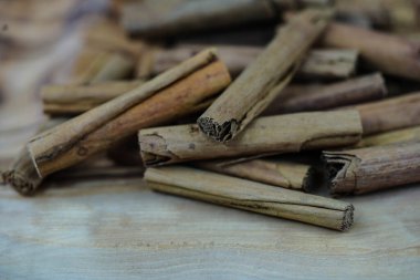 Kurutulmuş tarçın çubukları ve toz. 