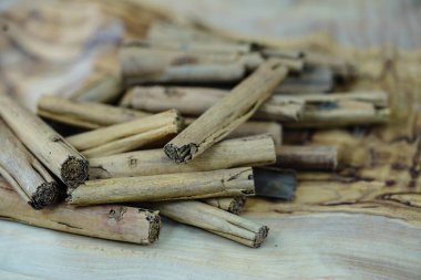 Kurutulmuş tarçın çubukları ve toz. 