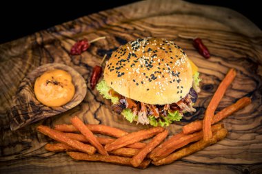 Domuz budu gibi çekiliyordu. 