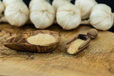 Zeytin ağacında sarımsaklı granüller