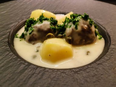 Koenigsberger Klopse köftesi ve yabanmersini soslu patates geleneksel Alman mutfağı.