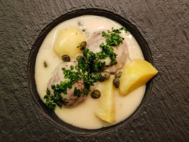 Koenigsberger Klopse köftesi ve yabanmersini soslu patates geleneksel Alman mutfağı.