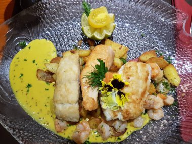 Patates ve soslu lezzetli deniz ürünleri.