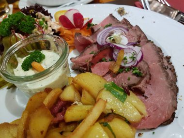 Kızarmış patates ve Remoulade 'lı biftek.