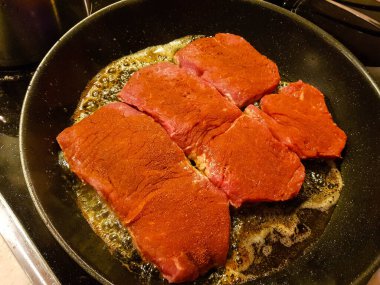 Kızarmış fileto biftek ve patates.