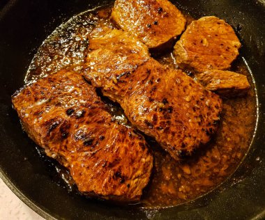 Kızarmış fileto biftek ve patates.