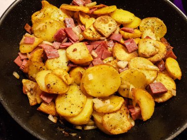 Çiftçiler jambonlu yumurta ve patatesli kahvaltı