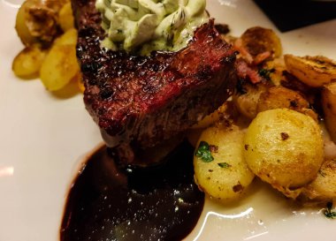 Kızarmış fileto biftek ve patates.