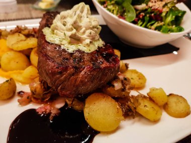 Kızarmış fileto biftek ve patates.
