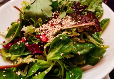 Kızarmış fileto biftek ve patates.